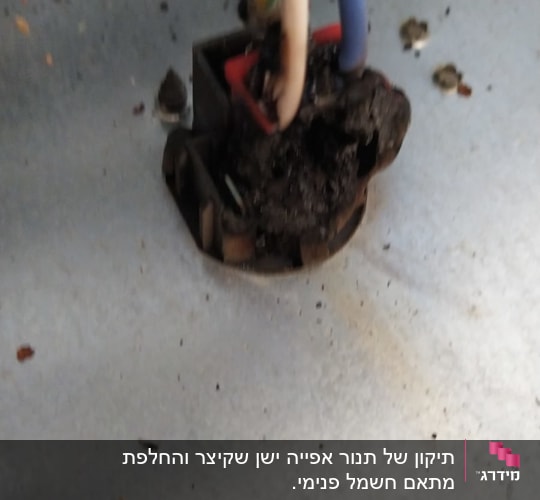חוטי חשמל שרופים מחוברים לשקע חשמלי